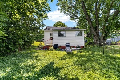 Welcome to 1406 Collegeview Drive! This 2 bed 1 bath home is - photo 17