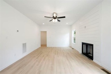 Almost new 4 Bed/ 2.5 Bath home in one of the most desired areas - photo 13