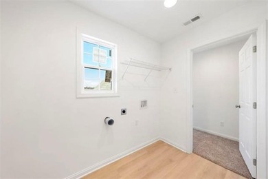 Almost new 4 Bed/ 2.5 Bath home in one of the most desired areas - photo 17