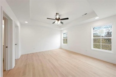 Almost new 4 Bed/ 2.5 Bath home in one of the most desired areas - photo 21