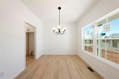 Almost new 4 Bed/ 2.5 Bath home in one of the most desired areas - photo 27