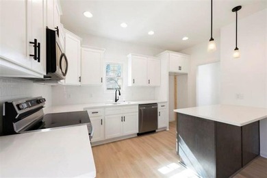 Almost new 4 Bed/ 2.5 Bath home in one of the most desired areas - photo 28