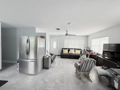 Welcome to this charming three-bedroom, one-bathroom - photo 1