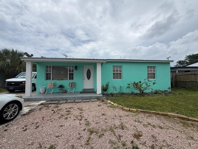 Welcome to this charming three-bedroom, one-bathroom - photo 2