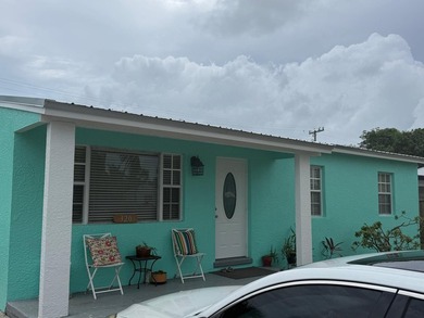 Welcome to this charming three-bedroom, one-bathroom - photo 3