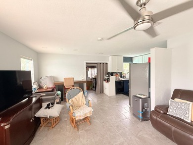 Welcome to this charming three-bedroom, one-bathroom - photo 4