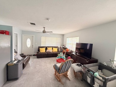 Welcome to this charming three-bedroom, one-bathroom - photo 6