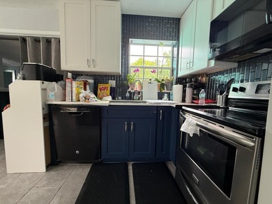 Welcome to this charming three-bedroom, one-bathroom - photo 7
