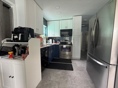 Welcome to this charming three-bedroom, one-bathroom - photo 8