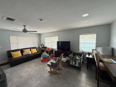 Welcome to this charming three-bedroom, one-bathroom - photo 9