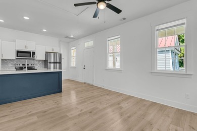 Downtown Charleston fully renovated duplex in a high-demand - photo 11
