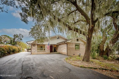 DOWNTOWN OCEAN SPRINGS home with all of the charm and character - photo 2