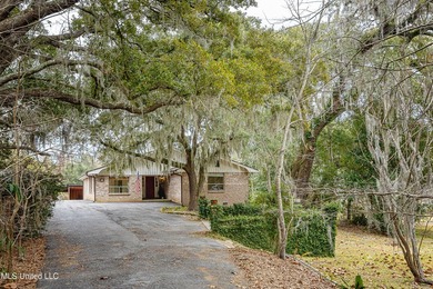 DOWNTOWN OCEAN SPRINGS home with all of the charm and character - photo 3