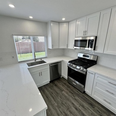 Beautifully updated single-story home: 4 bedrooms, 2 full baths - photo 11