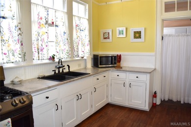 Welcome to the heart of the Garden District! Situated on a