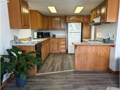 Wake up to sweeping views of the Chetco River, Pacific Ocean and - photo 12