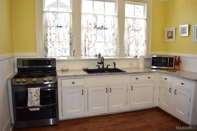 Welcome to the heart of the Garden District! Situated on a