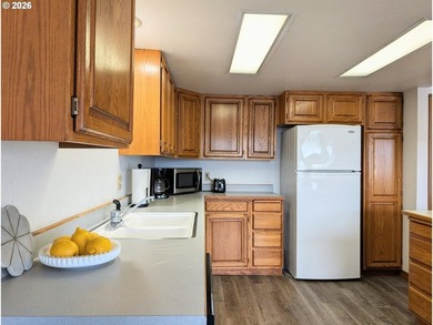 Wake up to sweeping views of the Chetco River, Pacific Ocean and - photo 13