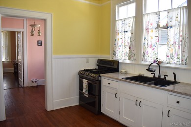 Welcome to the heart of the Garden District! Situated on a