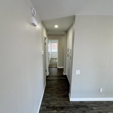 Beautifully updated single-story home: 4 bedrooms, 2 full baths - photo 14