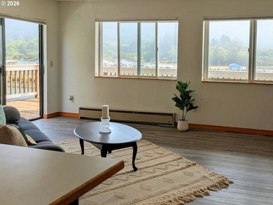 Wake up to sweeping views of the Chetco River, Pacific Ocean and - photo 14