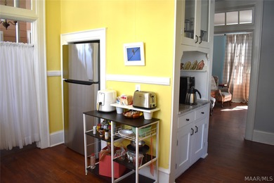 Welcome to the heart of the Garden District! Situated on a