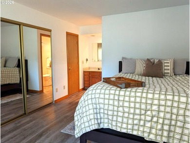 Wake up to sweeping views of the Chetco River, Pacific Ocean and - photo 16