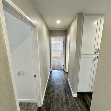 Beautifully updated single-story home: 4 bedrooms, 2 full baths - photo 18