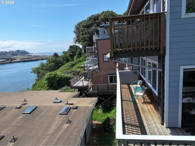 Wake up to sweeping views of the Chetco River, Pacific Ocean and - photo 22