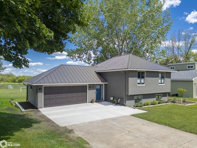 WARM AND INVITING! THIS BEAUTIFUL 3 BEDROOM IS FANTASTIC! A MUST - photo 2