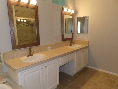 Are you looking for a beautiful home, located on an interior lot - photo 10