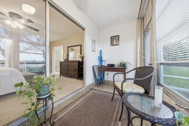 Beautifully updated and fully furnished ground-floor 1BR/1.5BA - photo 17