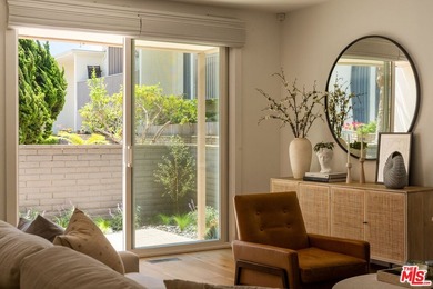 Indulge in sophisticated living with this rare, light-filled - photo 8
