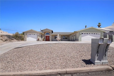 Tucked into a central Lake Havasu location, this truly - photo 1