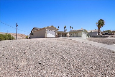 Tucked into a central Lake Havasu location, this truly - photo 2