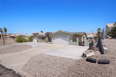 Tucked into a central Lake Havasu location, this truly - photo 3
