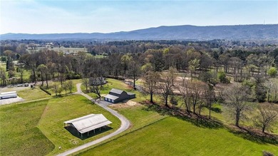 Welcome to this beautifully restored country estate embodies - photo 2