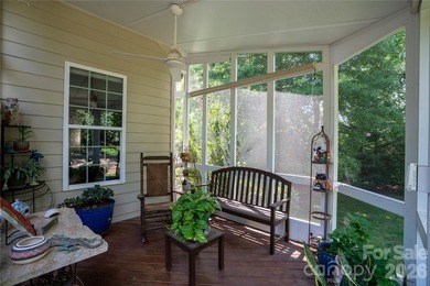 Welcome home to this immaculate, beautifully maintained brick - photo 23