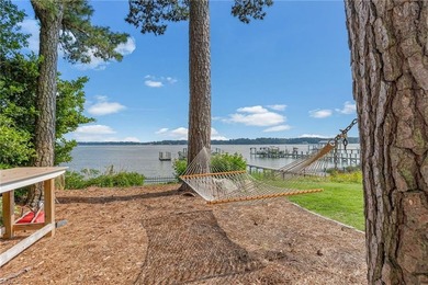 Private waterfront home on 1.25 acres offers the ultimate in - photo 3