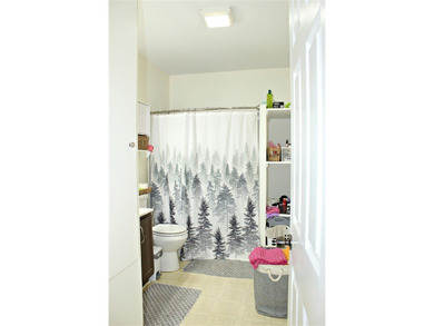 Escape to the lake without sacrificing comfort! This - photo 13
