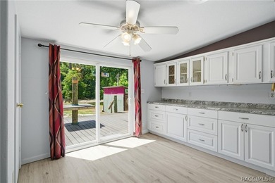Homosassa!!! 3-bedroom 2 bath triple wide mobile home situated - photo 14
