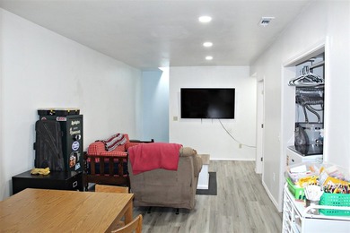 Escape to the lake without sacrificing comfort! This - photo 15