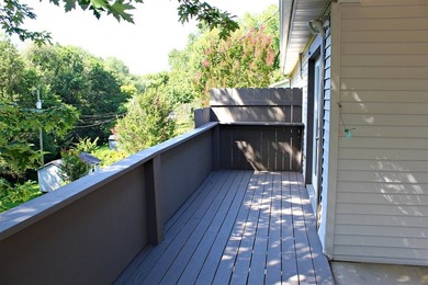 Escape to the lake without sacrificing comfort! This - photo 18