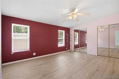 Homosassa!!! 3-bedroom 2 bath triple wide mobile home situated - photo 20
