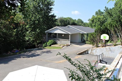 Escape to the lake without sacrificing comfort! This - photo 22