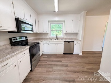 Welcome to this beautifully maintained 3-bedroom, 2-bathroom - photo 4