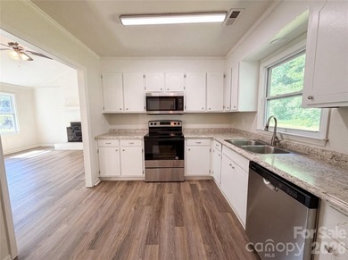 Welcome to this beautifully maintained 3-bedroom, 2-bathroom - photo 5
