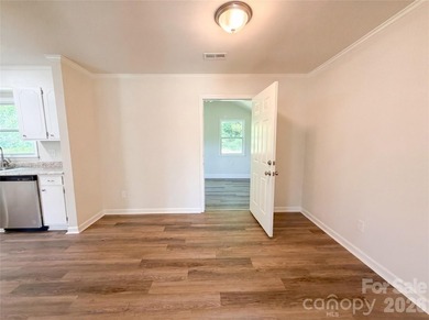 Welcome to this beautifully maintained 3-bedroom, 2-bathroom - photo 6