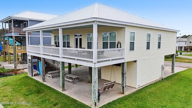 Welcome to refined coastal living in this custom-built - photo 3