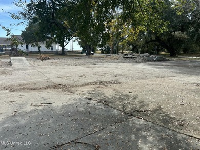 Prime Location!!! One block from US 90 and the beach. This - photo 1